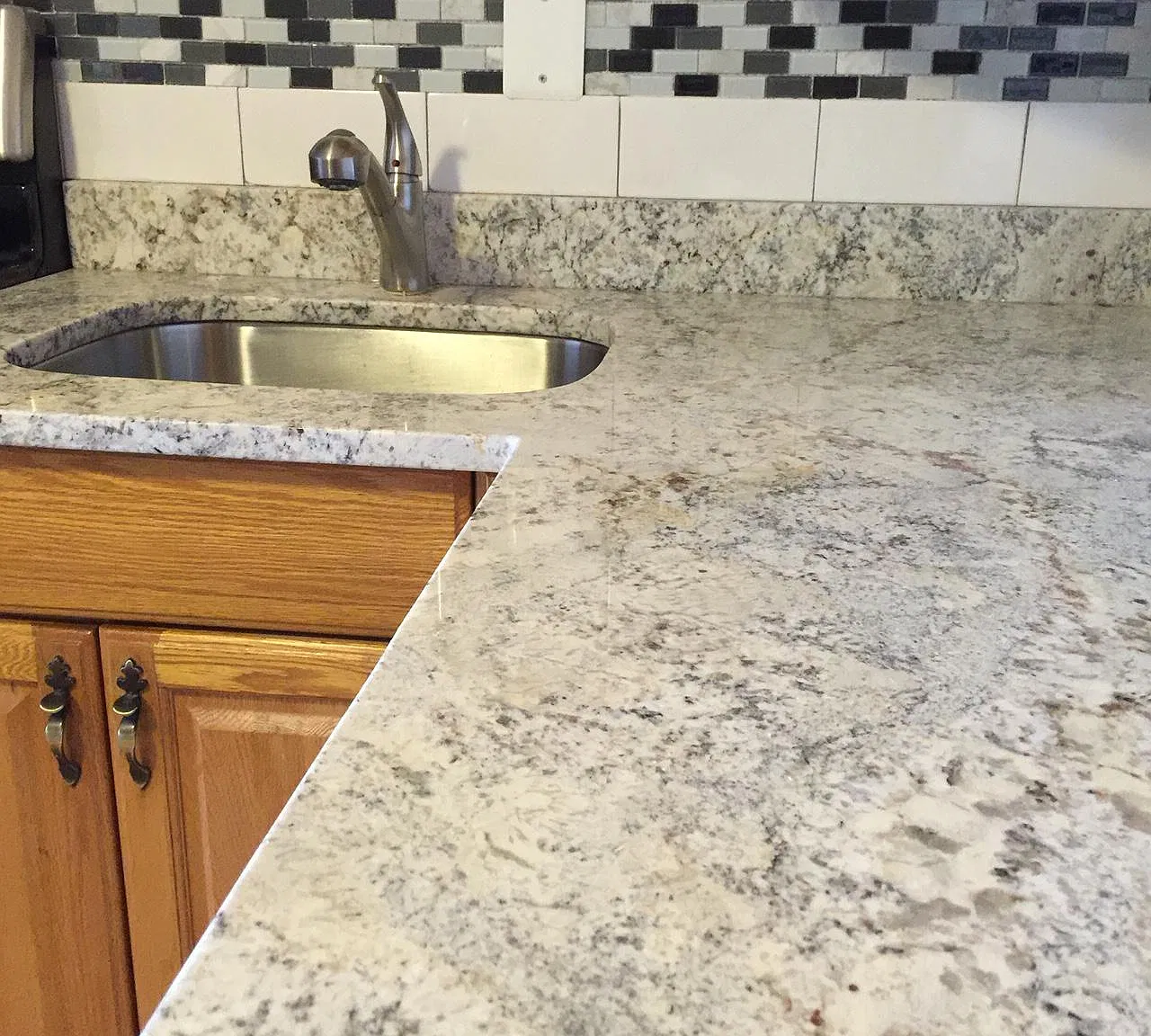 215 Mammoth Rd — Photo 1
