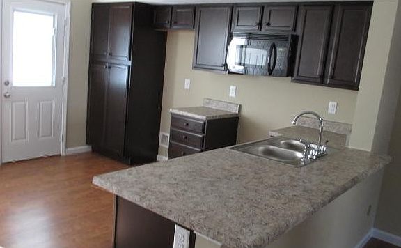 3rd image of 2260 McCormick Ln
