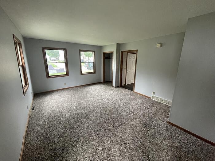 1st image of 321 Linn St