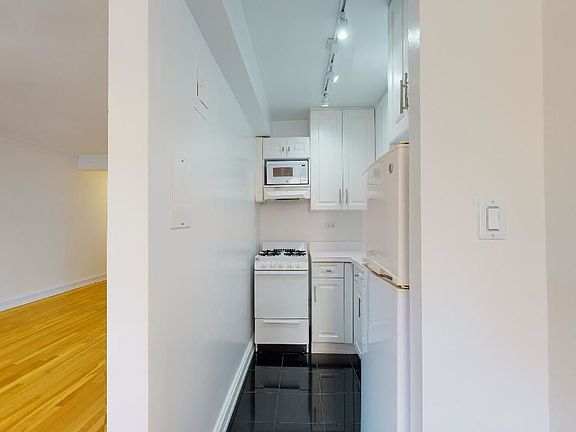 4th image of 305 W 13th St APT 6L