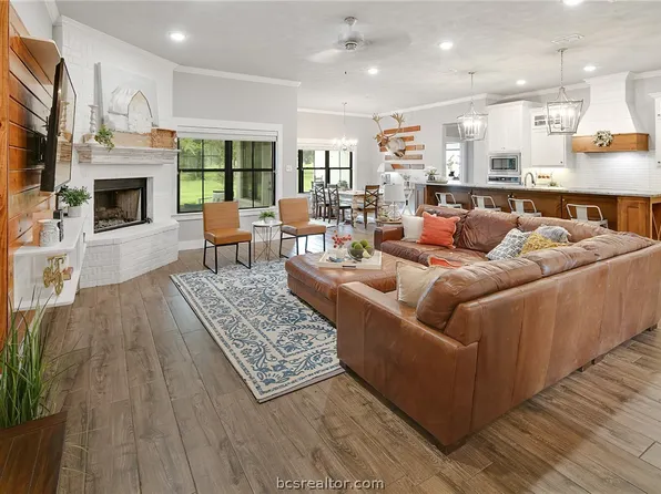 5001 Lantern Ln, Bryan, TX 77808