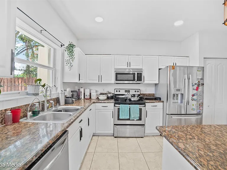 3160 NE 1st Dr — Photo 9