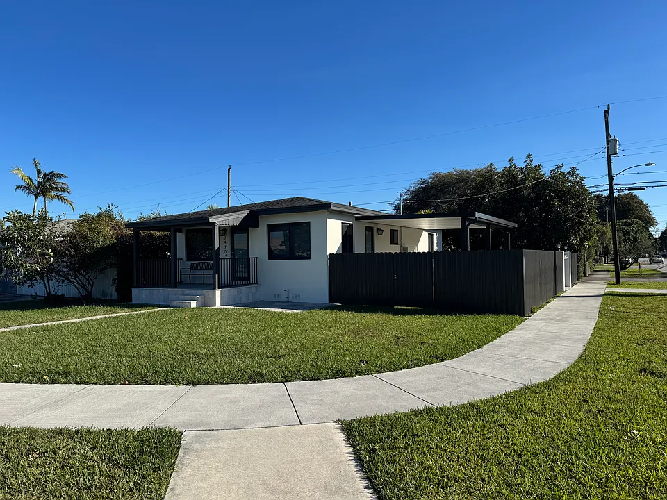 7470 SW 37th St