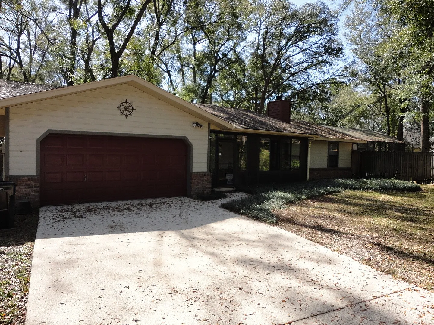 Beautiful 3-Bedroom Pool Home in The Woodlands — Photo 1