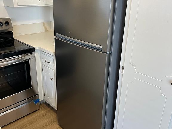 5th image of 833 5th St APT 208