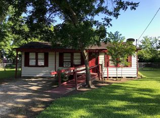 210 N Shady Oaks St, Lake Jackson, TX 77566