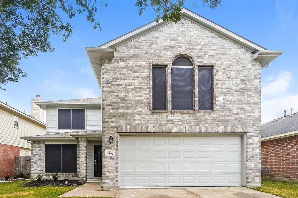4 bed, 2.5 bath, 2320 sqft, $2,005 — Photo 1
