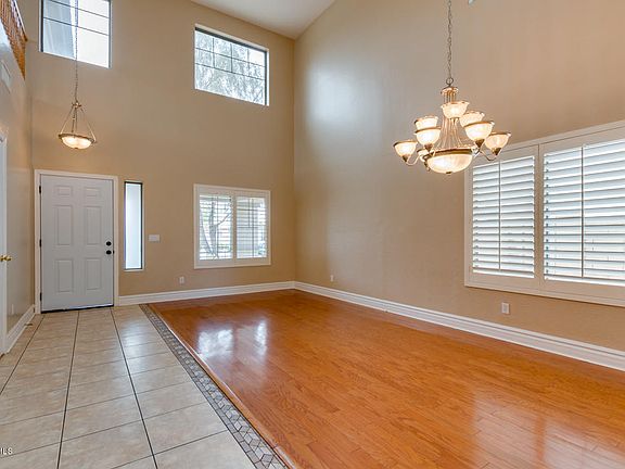 4th image of 1586 E Gabrilla Dr