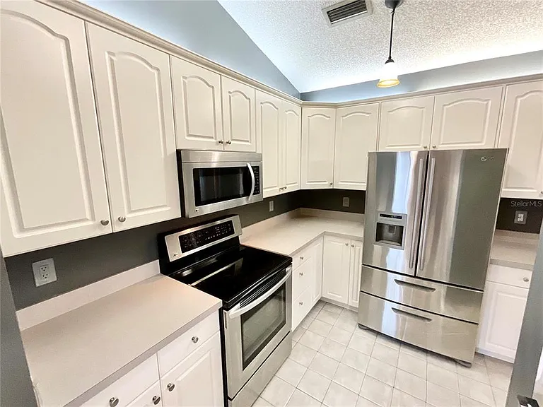 1349 Hillside Dr — Photo 6