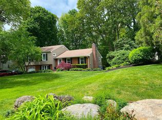 24 Wood Ln, Locust Valley, NY 11560