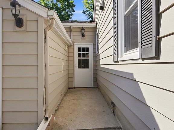 3rd image of 131 Elm St E
