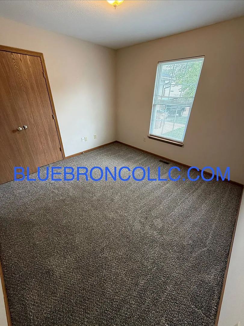 Gorgeous duplex in Raymore with a lot to offer along with new flooring. — Photo 4