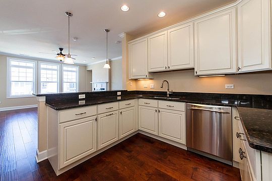 4th image of 8 E Kennedy Ln Unit 305