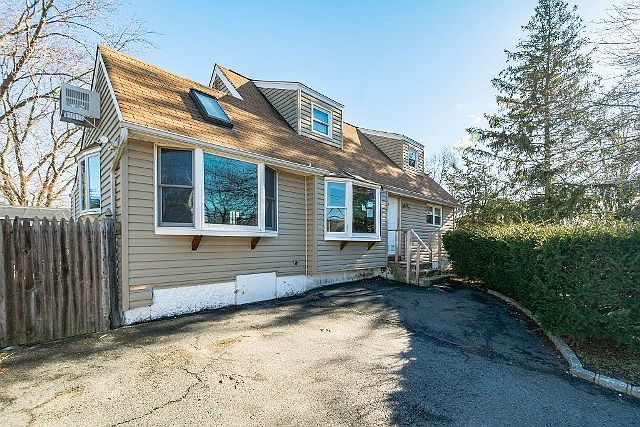 1st image of 325 Jayne Blvd