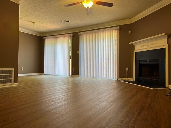 4th image of 3907 Meadow Creek Dr