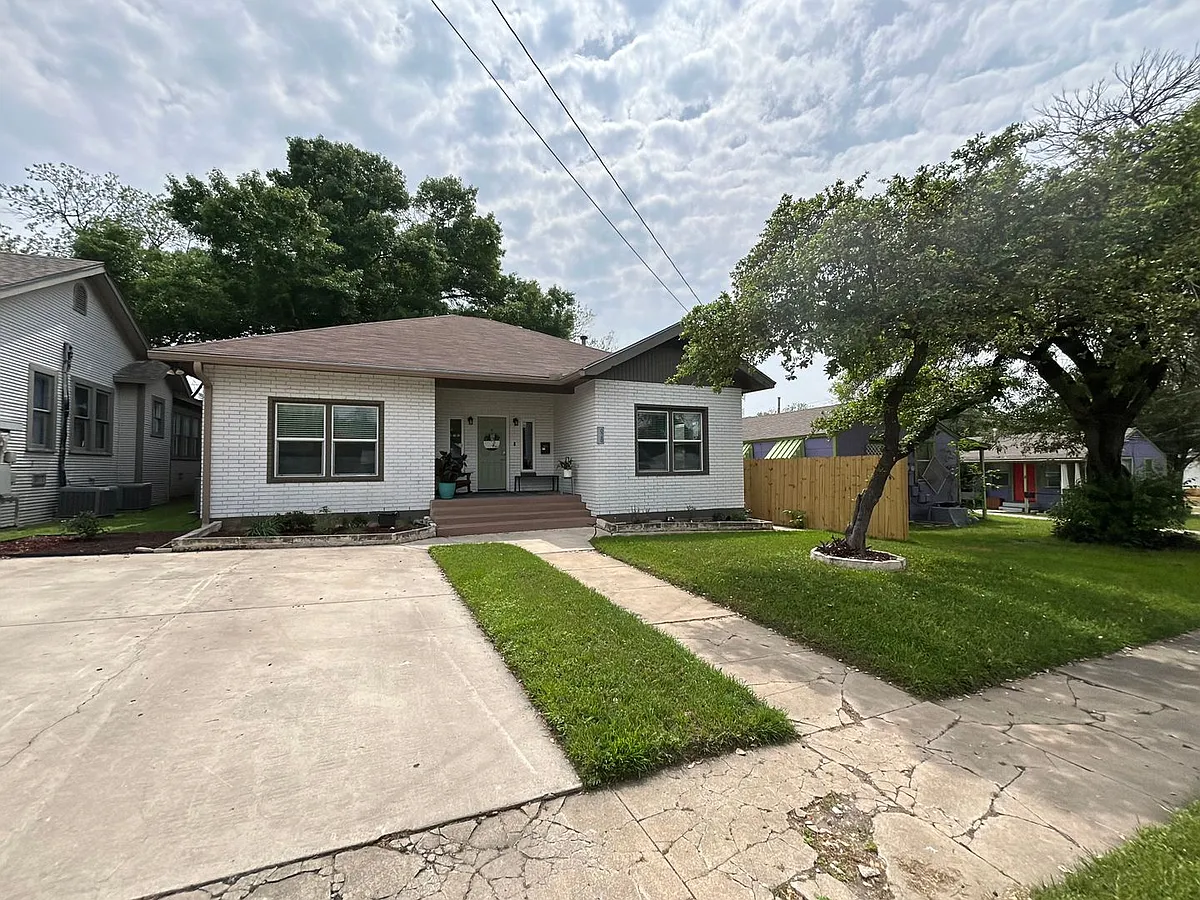 Building Photo - 628 W Magnolia Ave