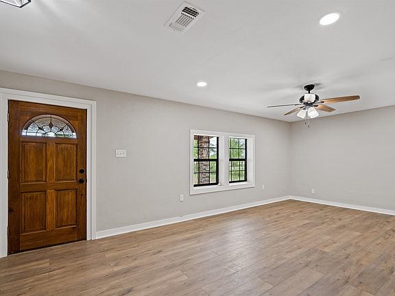 5th image of 118 West Dr
