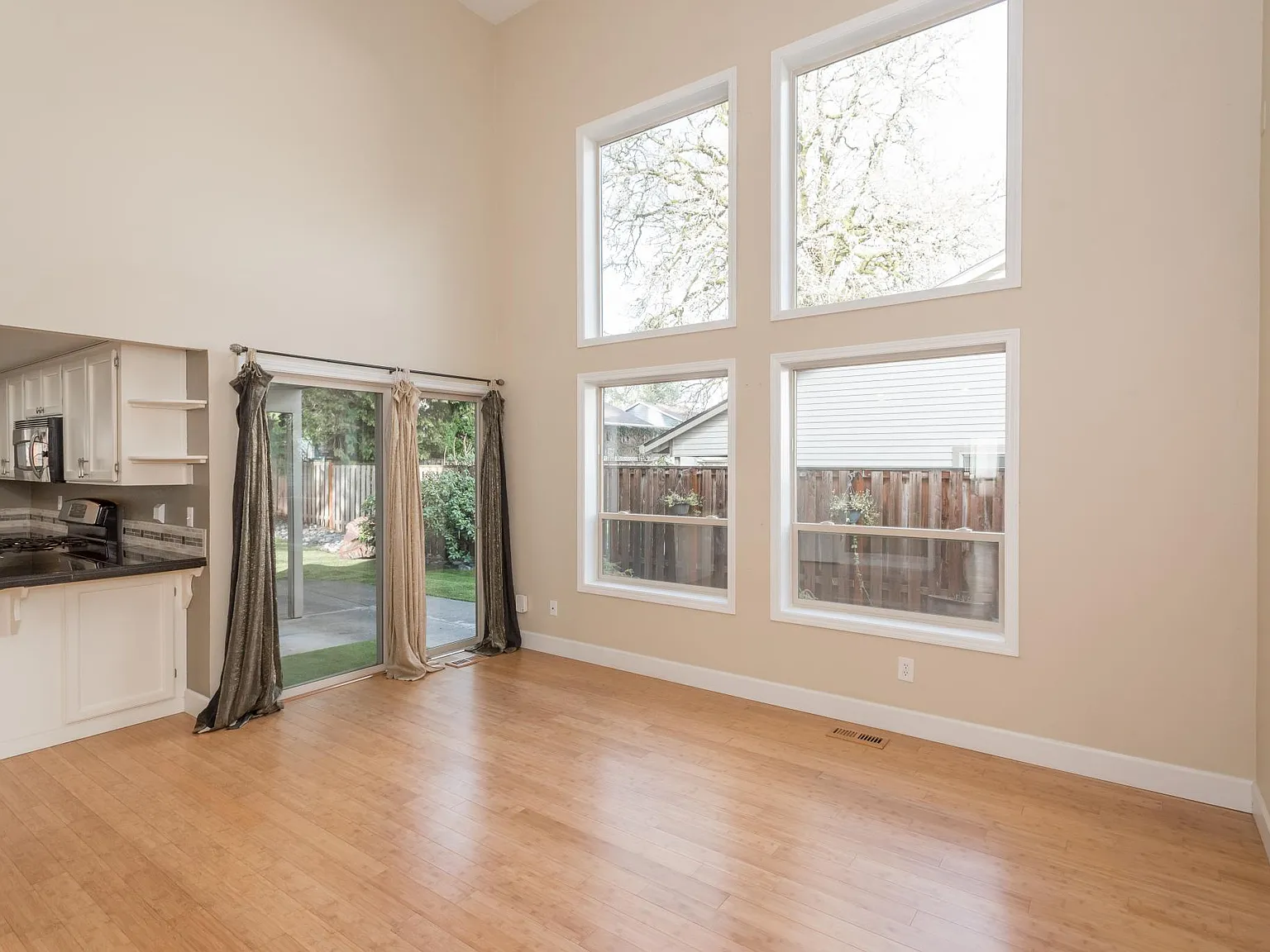 4 bed, 2.5 bath, 2550 sqft, $3,495 — Photo 2