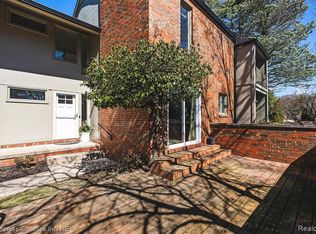 1060 Stratford Pl, Bloomfield Hills, MI 48304