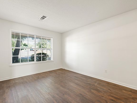 5th image of 5655 North St