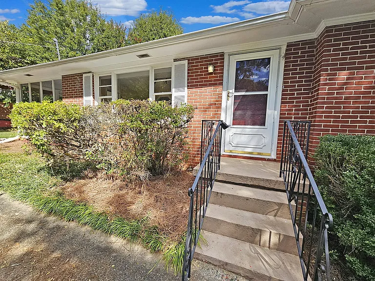 605 Green Acres Rd SE — Photo 2