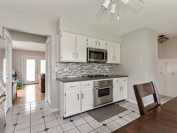 3rd image of 127 W Hawthorne Blvd