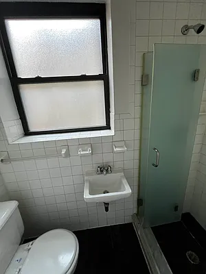 Rented by Salon Realty Corp | media 11