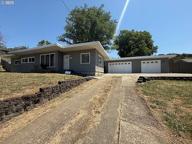 2297 NE Vine St photo 1