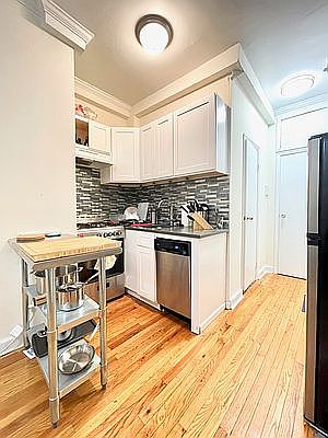 5th image of 95 E 7th St APT 15