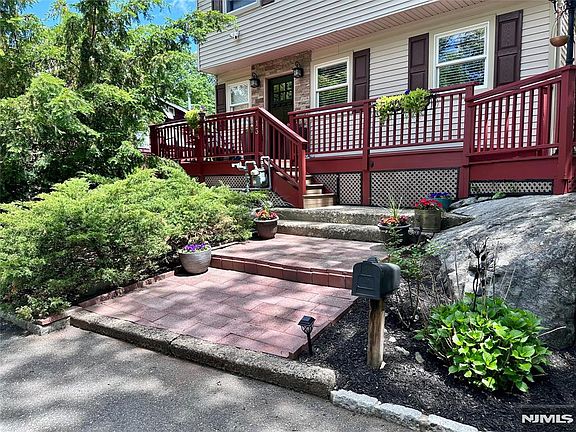 2nd image of 13 Oak St