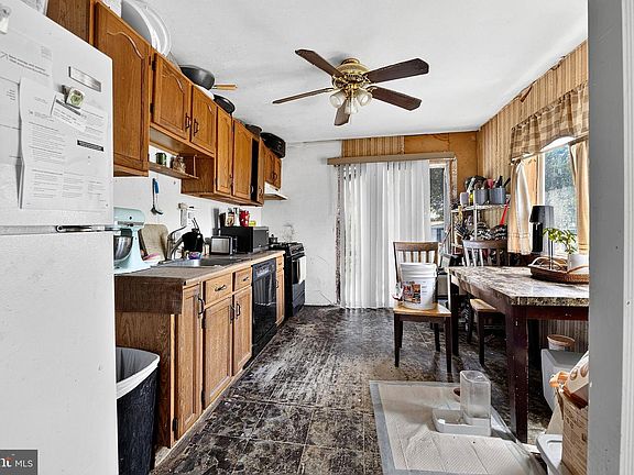 3rd image of 709 Smith Ln