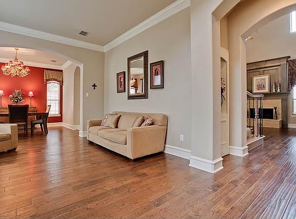 2nd image of 2607 Queen Elizabeth Blvd