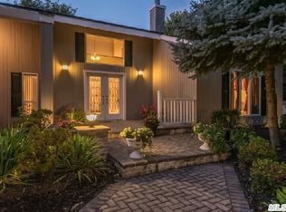 101 Majestic Dr, Dix Hills, NY 11746