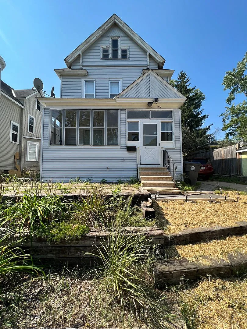 Spacious 5 Bedroom, 2 Bathroom Home Near UW-La Crosse Available June 1, 2027 — Photo 2