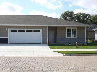 806 Parkside Ln, Charles City, IA 50616
