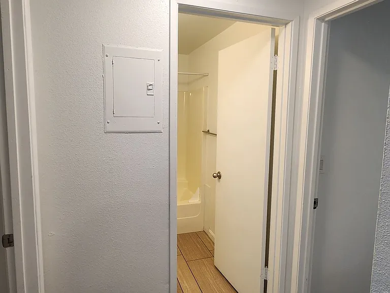 Altamont Apartments — Photo 8