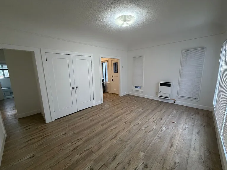 South LA Urban Apartments — Photo 18