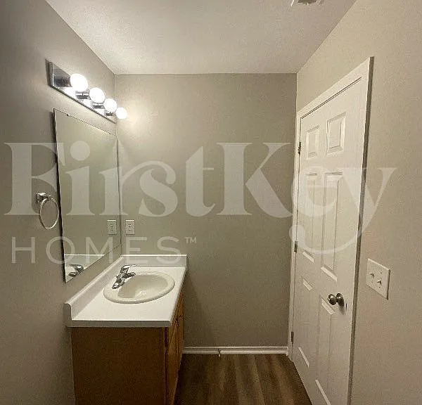 520 Martha Ct — Photo 10