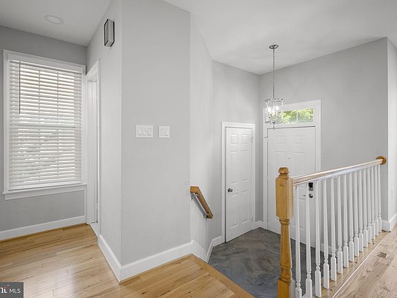 4th image of 10 Loganwood Ct