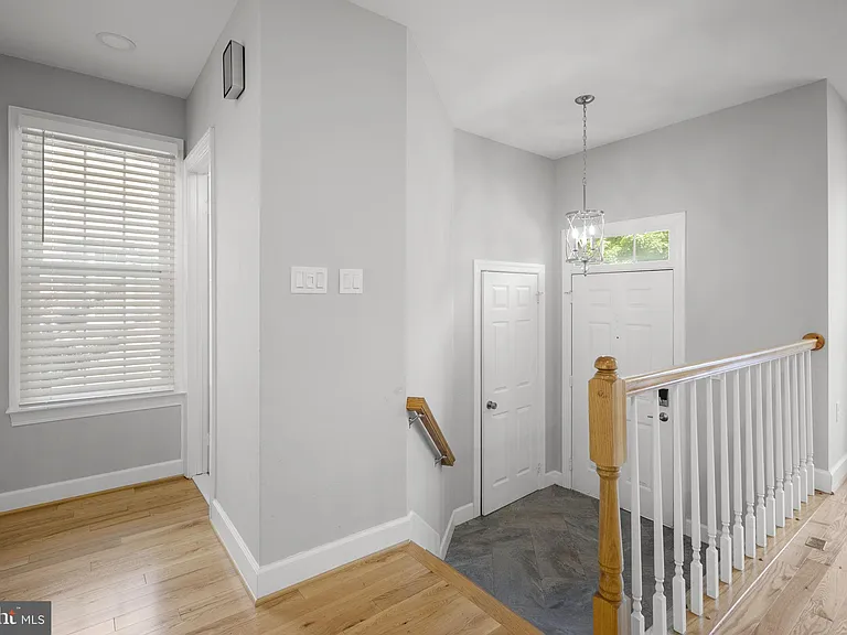 10 Loganwood Ct — Photo 4
