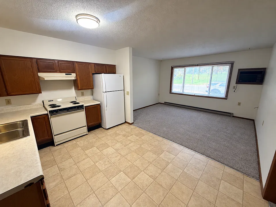 213 13th Ave E #8