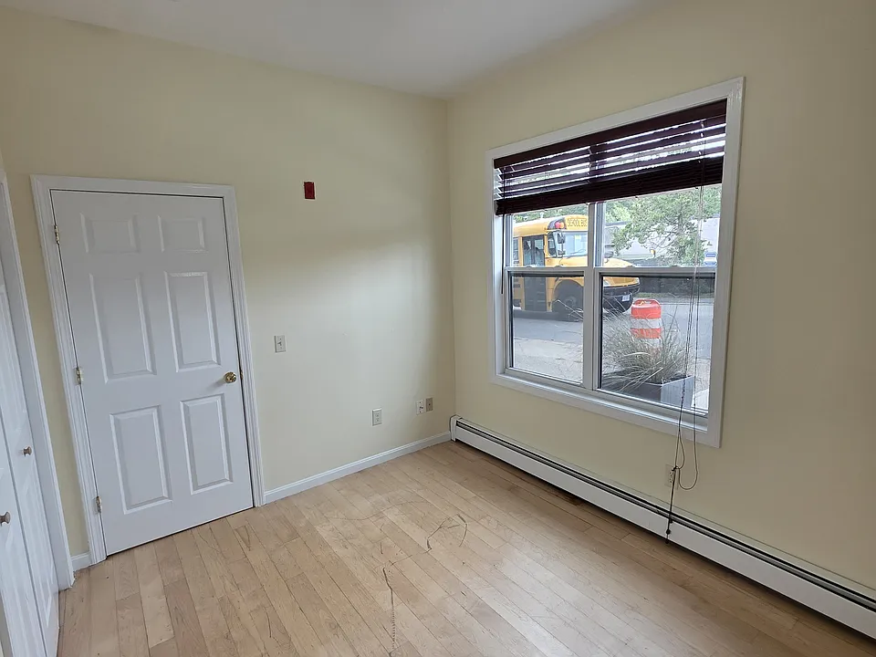  360 River St 1stFlr 1B/1B Spacious FreshPaint Hardwood PetsOK Laundry