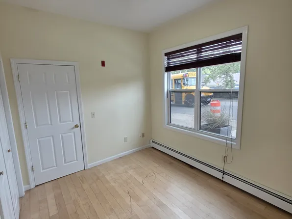 360 River St 1stFlr 1B/1B Spacious FreshPaint Hardwood PetsOK Laundry, 360 River St #1F, Woonsocket, RI 02895