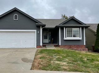 3910 Heartland Dr, Bellevue, NE 68123