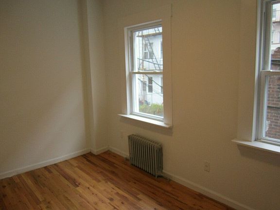 4th image of 131 Montrose Ave #6