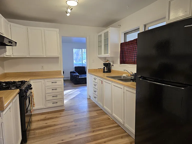770 School St — Photo 10