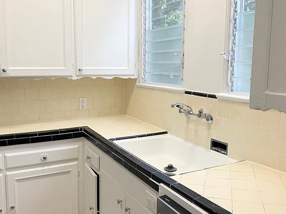 4th image of 421 S Maple Dr #1