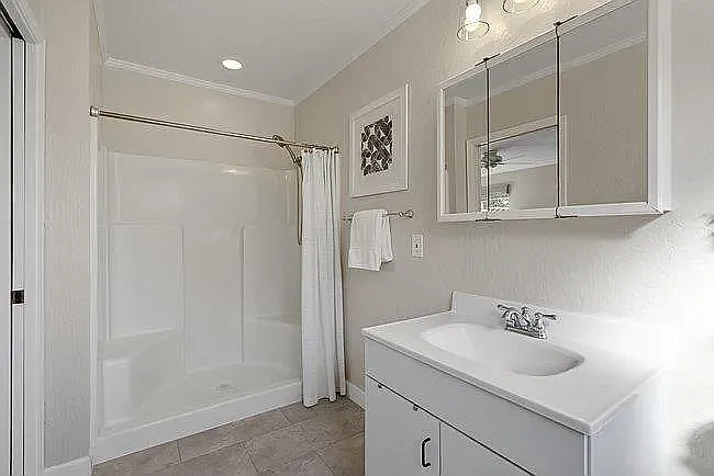 380 Wilton Ave — Photo 37