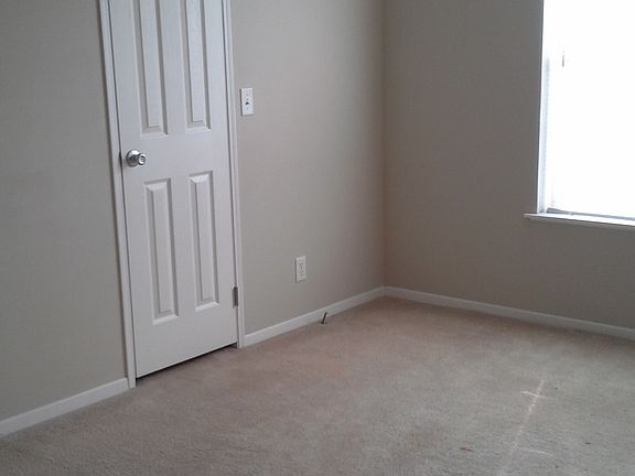 2nd Bedroom w/walk-in closet
