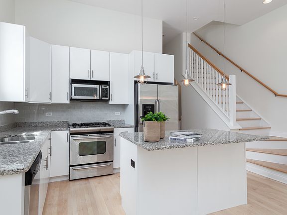 4th image of 928 N Wolcott Ave #3
